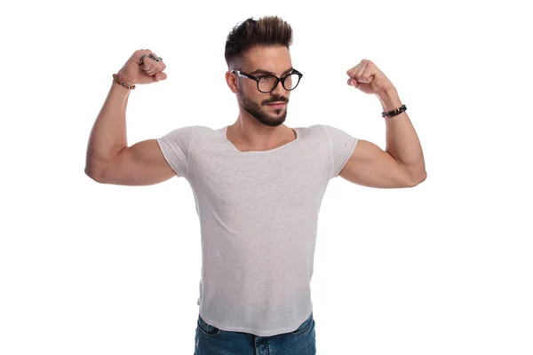 Fresco joven casual hombre flexing su bicceps músculos — Foto de Stock