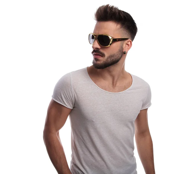 Сексуальний молодий чоловік в ретро сонцезахисних окулярах дивиться на бік — стокове фото