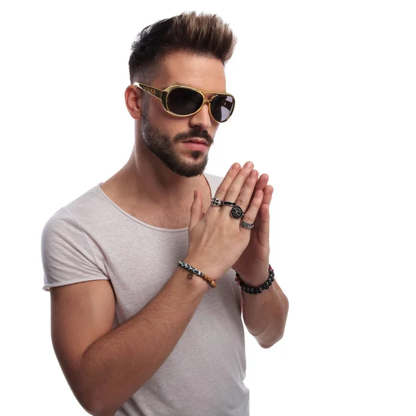 Fiatal szexi férfi napszemüveg imádkozik — Stock Fotó