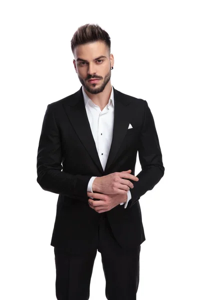 Sexy moderne man in pak met open kraag vaststelling mouw — Stockfoto