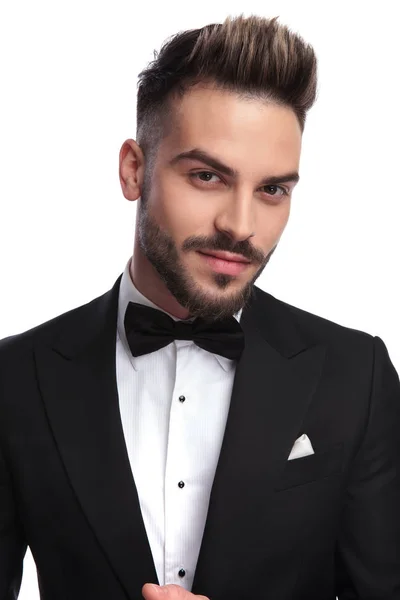 Lachende elegante jongeman in tuxedo — Stockfoto