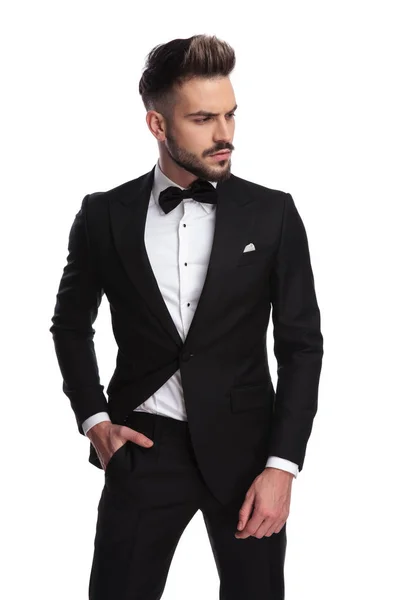 Homem elegante relaxado em tuxedo fica com a mão no bolso — Fotografia de Stock