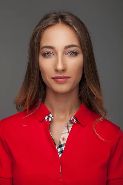 Портрет привлекательной женщины в красной рубашке поло — стоковое фото