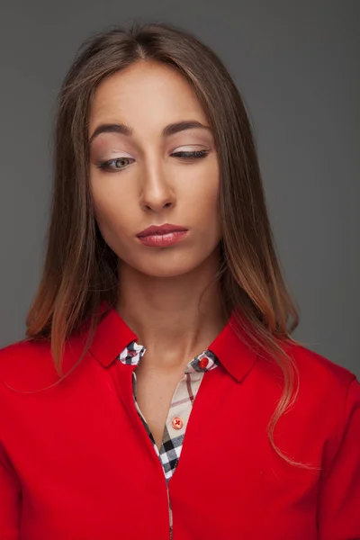 Jovem caual mulher fazendo um rosto estúpido — Fotografia de Stock