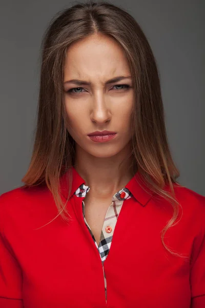 Raiva jovem mulher no vermelho polo camisa — Fotografia de Stock