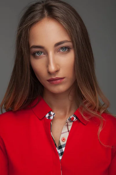 Portret młodej kobiety, czerwoną koszulkę polo — Zdjęcie stockowe