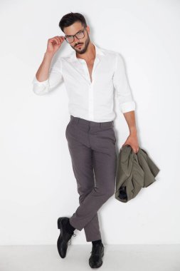 kat tutarak ve gözlüklerini sabitleme seksi genç zarif adam 