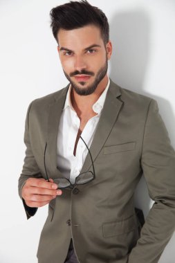 yakışıklı smart casual adam gözlük tutan
