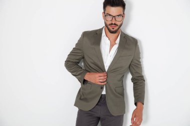 seksi şık adam kadar ceketinin düğmelerini 