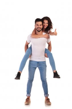 Arkadaki adamın biniyor ok yaparken kadın