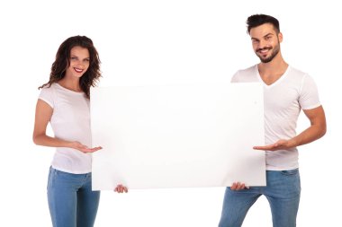 Boş tahta üzerinde bir şey tavsiye genç casual Çift 