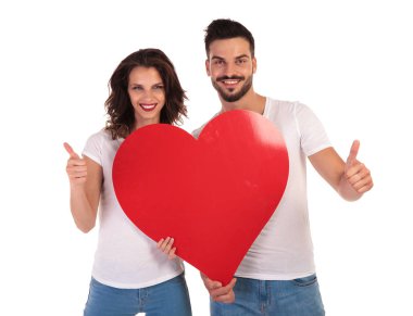 mutlu aşık çift holding kalp ve ok işareti yapmak 