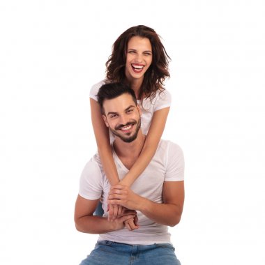 Genç casual çift el ele tutuşarak gülüyor