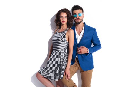 şaşırmış modern adam onun kadınla poz