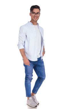 Akıllı genç casual adam cebinde el ile ayakta