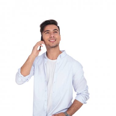 üstünde belgili tanımlık telefon ve görünüyor konuşurken mutlu casual adam