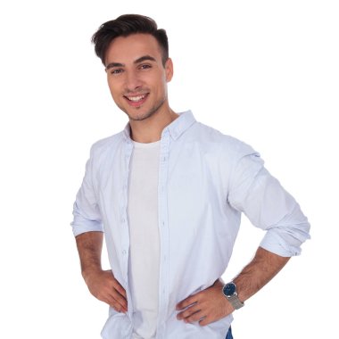 Bel üzerinde gülümseyen genç casual adam ile ayakta eller 