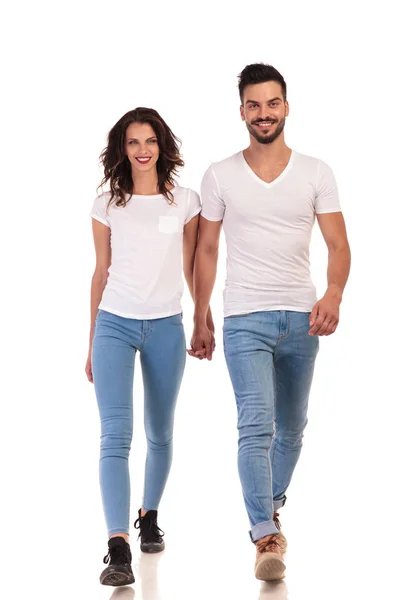 Sorrindo jovem casal casual está caminhando para a frente — Fotografia de Stock