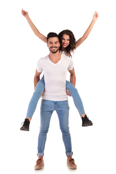 Hombre y mujer casuales celebran el éxito juntos — Foto de Stock