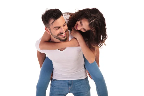 Feliz jovem casal casual se divertindo juntos — Fotografia de Stock