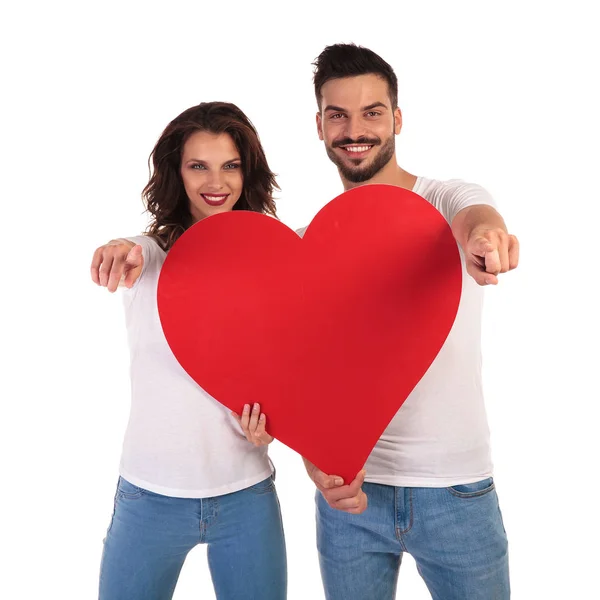 No amor casal apontando dedos enquanto segurando o coração — Fotografia de Stock