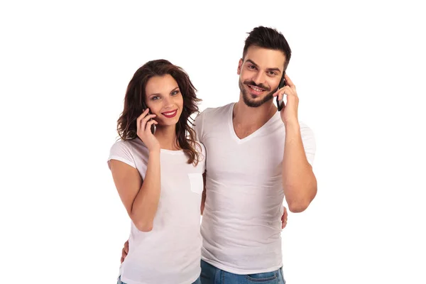 Αγκαλιασμένο ζευγάρι casual μιλάει στο τηλέφωνο — Φωτογραφία Αρχείου