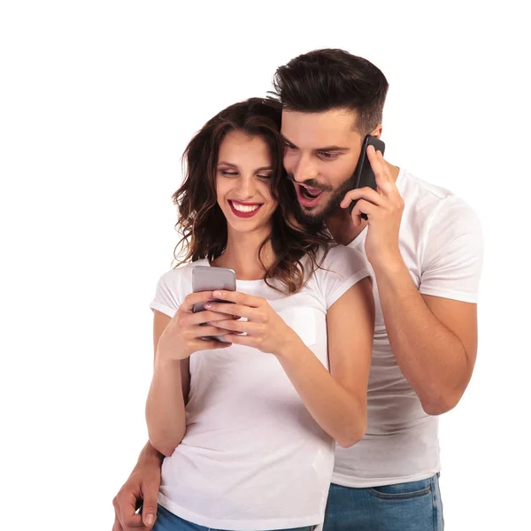 Woman showing her message and the man looks very surprised — Stock Photo, Image