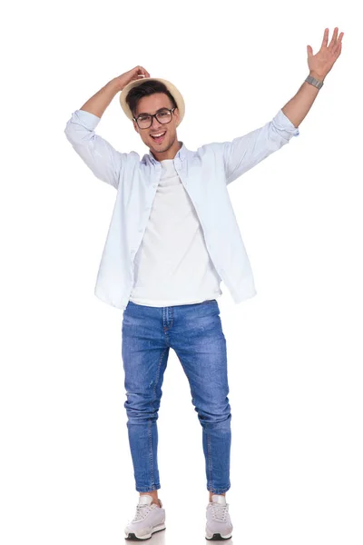 Opgewonden casual jongeman met handen omhoog het vieren van succes — Stockfoto