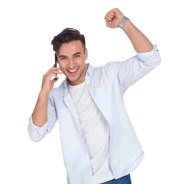 Hombre casual feliz hablando por teléfono y celebrar el éxito —  Fotos de Stock