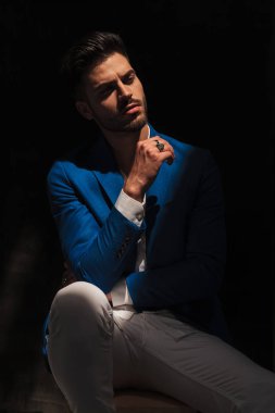 dramatik seksi adam oturuyor ve düşünme 