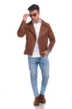 güneş gözlüklerini sabitleme harika genç adam 