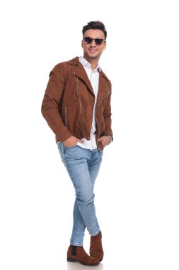 Casual adam deri ceket ayakta ile ceplerinde eller 