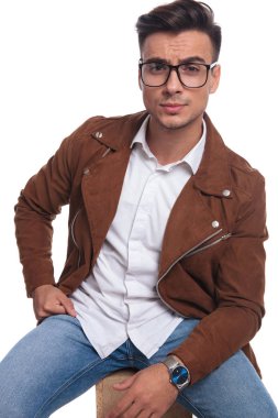 ciddi rahat genç adam oturuyor