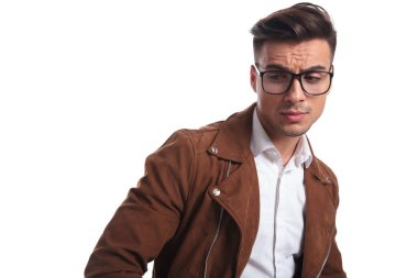 üzgün casual adam deri ceket ve gözlük 