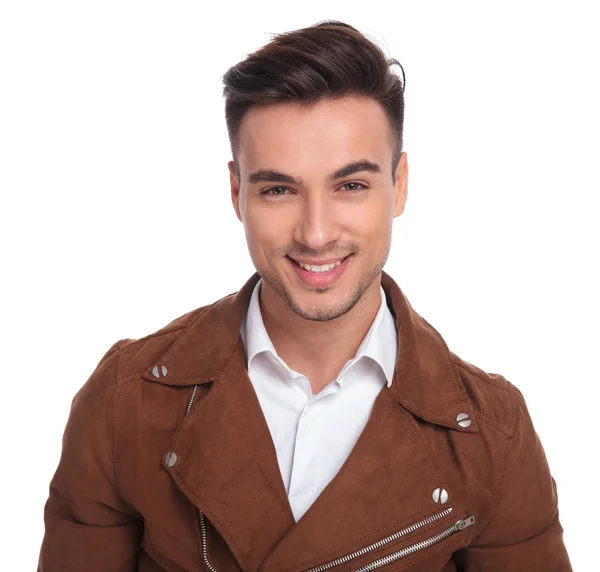 Retrato de un joven casual sonriente con chaqueta de cuero — Foto de Stock