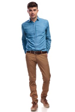 arka cebinde gülümseyen casual adam ile ayakta eller