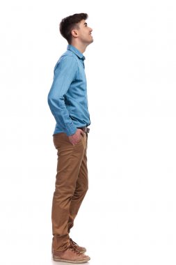 casual adam bir şey arayan bir yan görünüm 