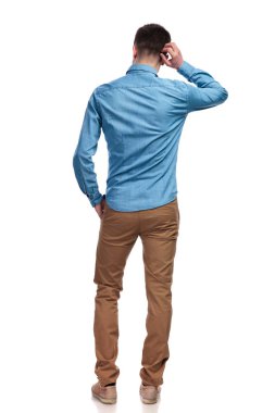 Arkadan Görünüm bir adam başını tırmalamak ve düşünme 