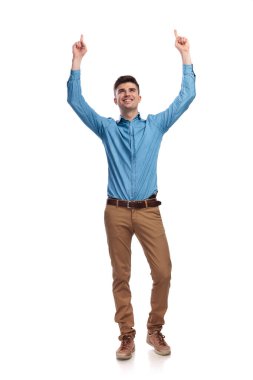 casual adam yukarıyı havada eliyle ayakta