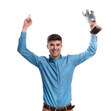 adam trophy Kupası havada tutarak başarı kutluyor 