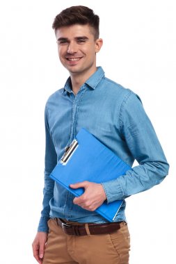 Not defteri tutan genç mutlu rahat öğrenci 