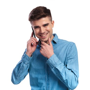 gülümseyen casual adam telefonda konuşurken düşünme