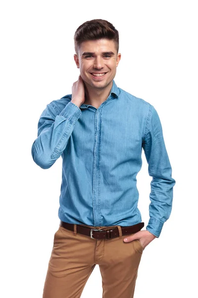 Relaxado sorrindo casual homem segurando a mão atrás do pescoço — Fotografia de Stock