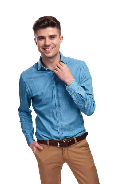 Sorrindo jovem casual homem fixando seu colar — Fotografia de Stock