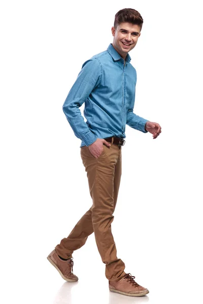 Zijaanzicht van een lachende casual man walking — Stockfoto