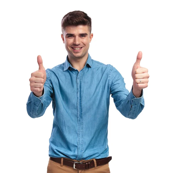 Homem casual feliz fazendo o sinal ok — Fotografia de Stock