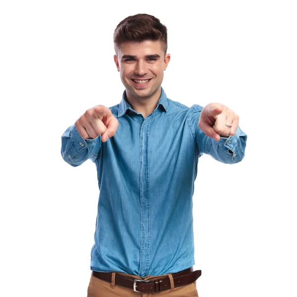 Feliz joven casual hombre señalando los dedos — Foto de Stock