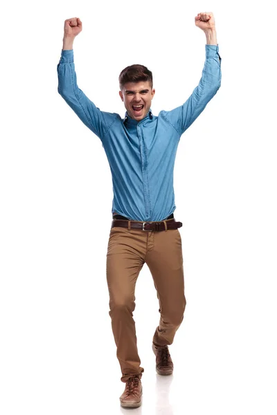 Excitado joven hombre casual celebrando el éxito — Foto de Stock