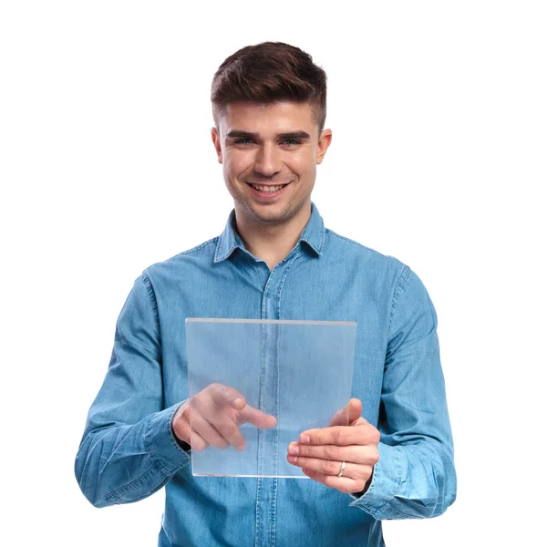 Νεαρός φοιτητής casual εργάζεται πάνω σε ένα φουτουριστικό διαφανές touchsc — Φωτογραφία Αρχείου