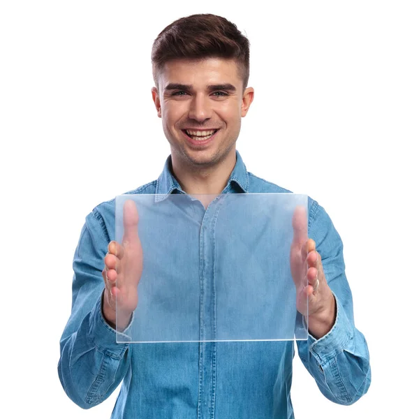 Feliz joven casual hombre presentando en blanco transparente futurista g — Foto de Stock